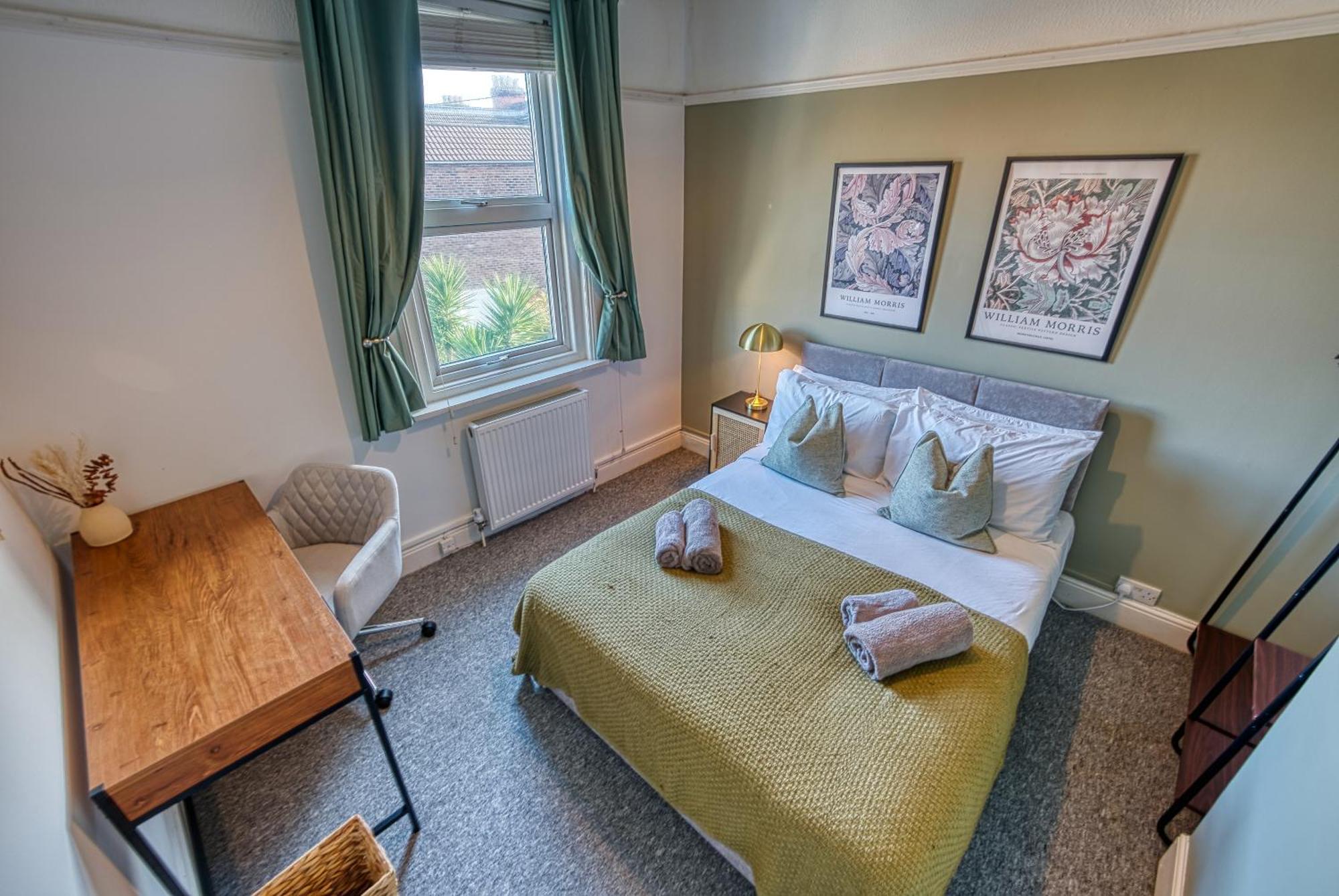 4-br Manor, Stunning, Modern And Spacious- Pet Friendly! Sleeps 9, - By Blue Puffin *