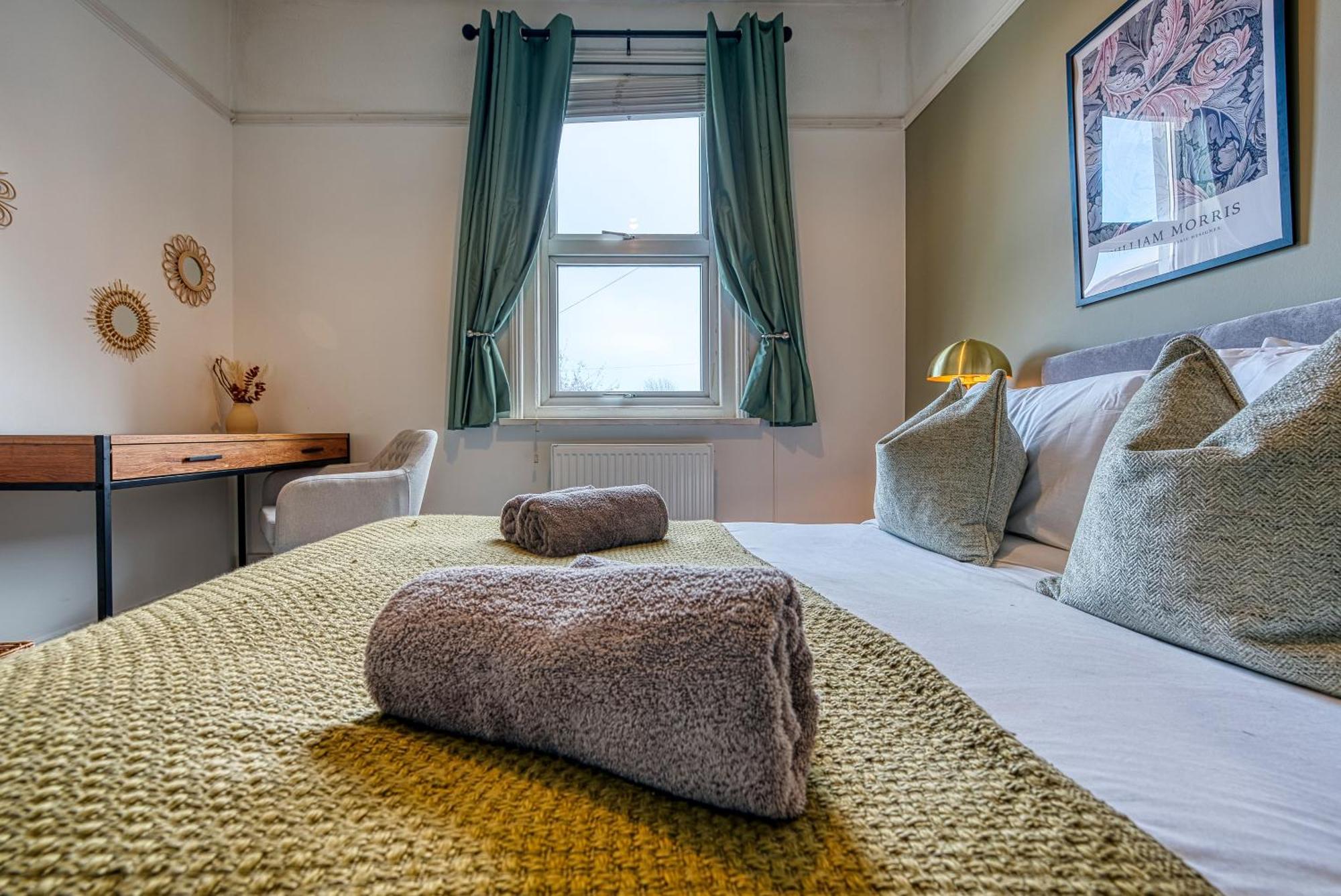 4-br Manor, Stunning, Modern And Spacious- Pet Friendly! Sleeps 9, - By Blue Puffin