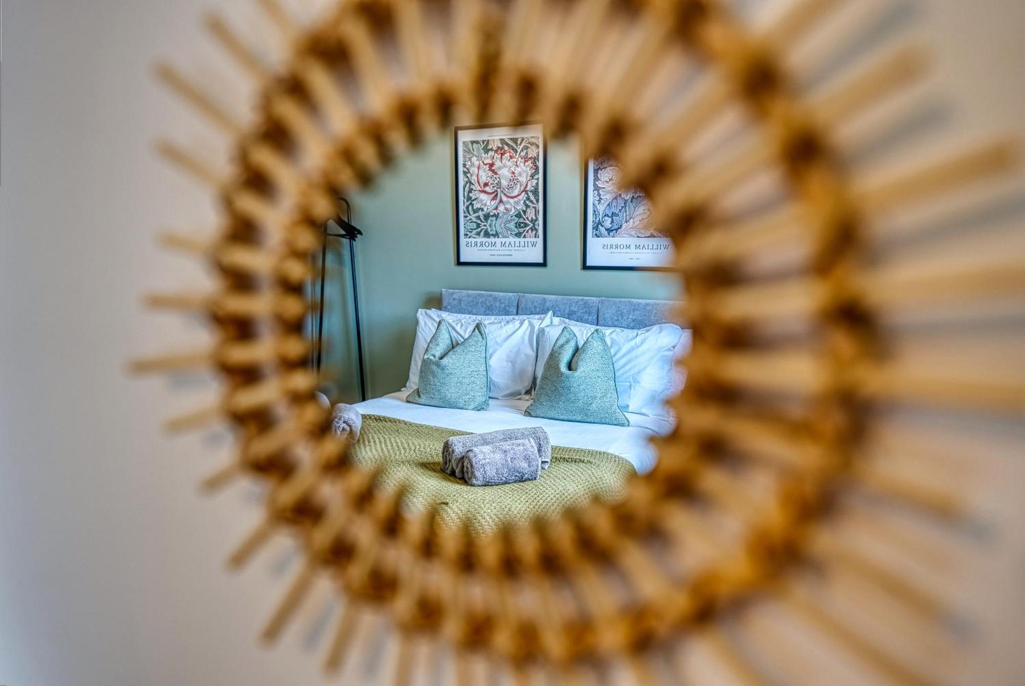 4-br Manor, Stunning, Modern And Spacious- Pet Friendly! Sleeps 9, - By Blue Puffin Hébergement de vacances