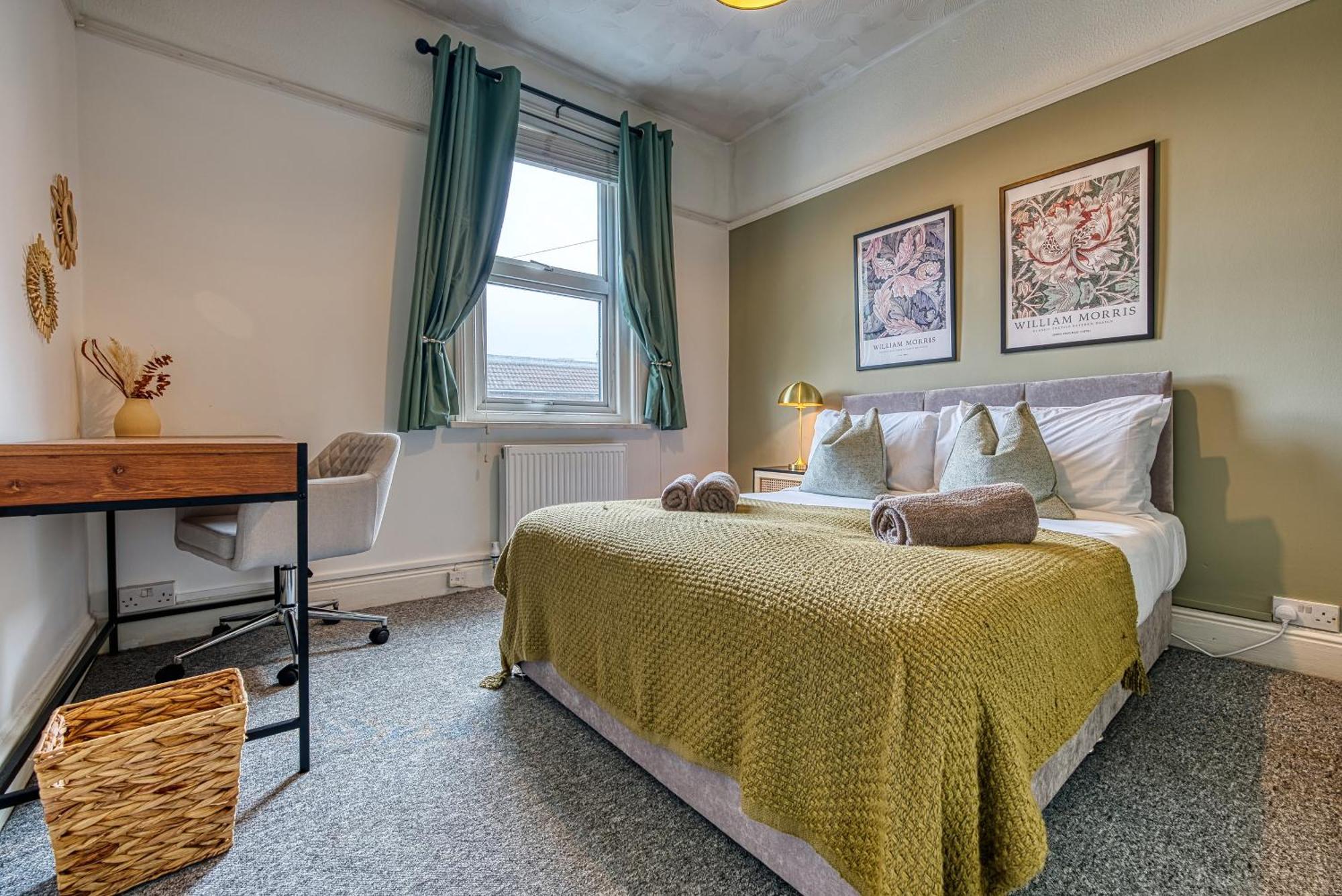 4-br Manor, Stunning, Modern And Spacious- Pet Friendly! Sleeps 9, - By Blue Puffin Hébergement de vacances