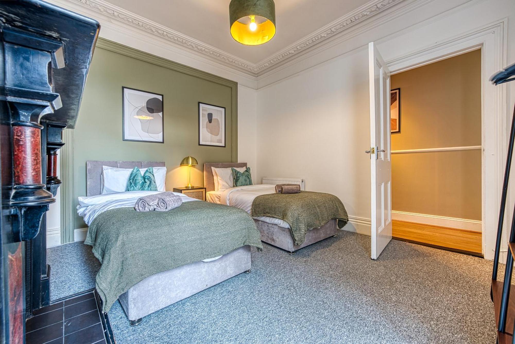 4-br Manor, Stunning, Modern And Spacious- Pet Friendly! Sleeps 9, - By Blue Puffin Portsmouth
