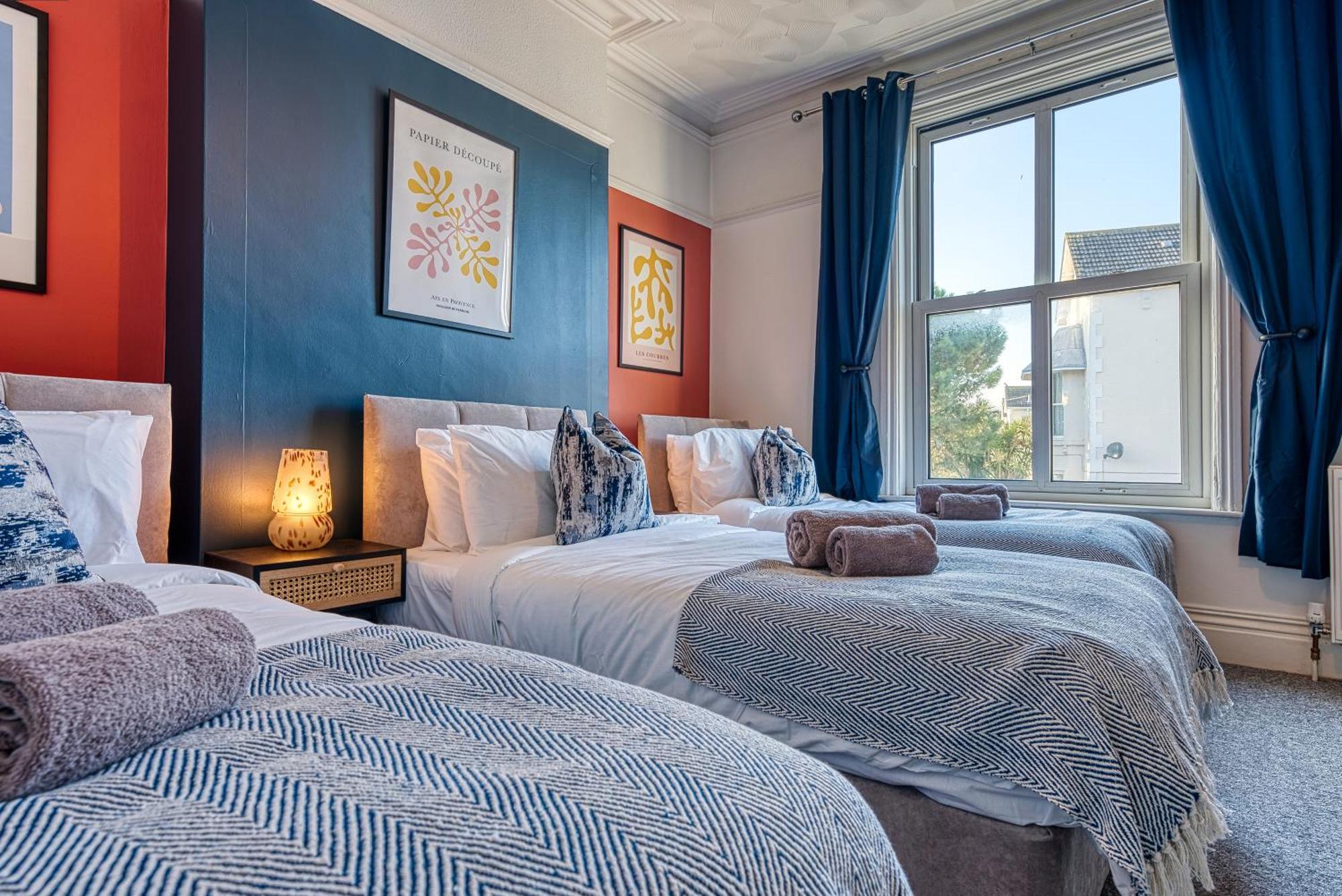 Hébergement de vacances 4-br Manor, Stunning, Modern And Spacious- Pet Friendly! Sleeps 9, - By Blue Puffin *
