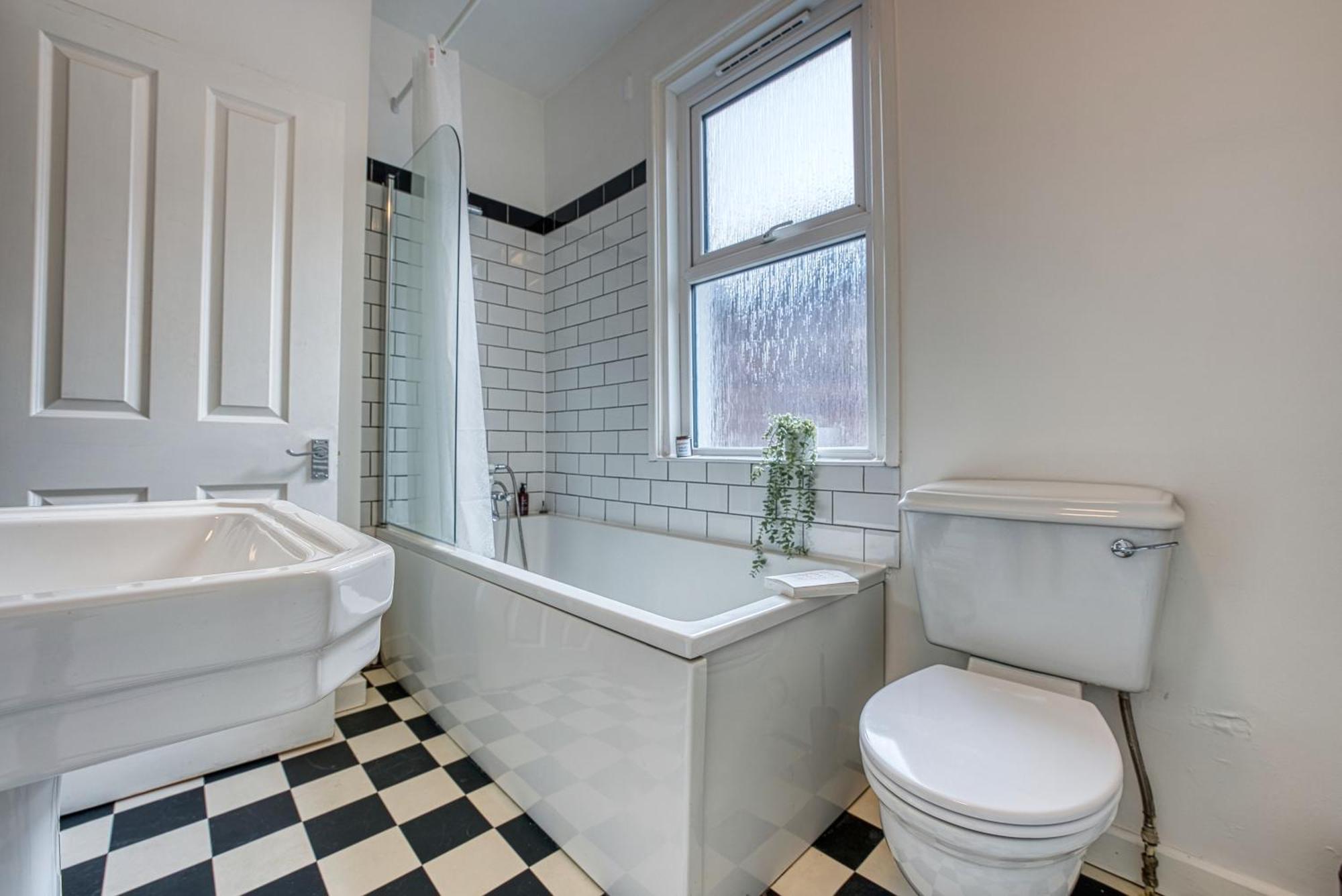 4-br Manor, Stunning, Modern And Spacious- Pet Friendly! Sleeps 9, - By Blue Puffin *
