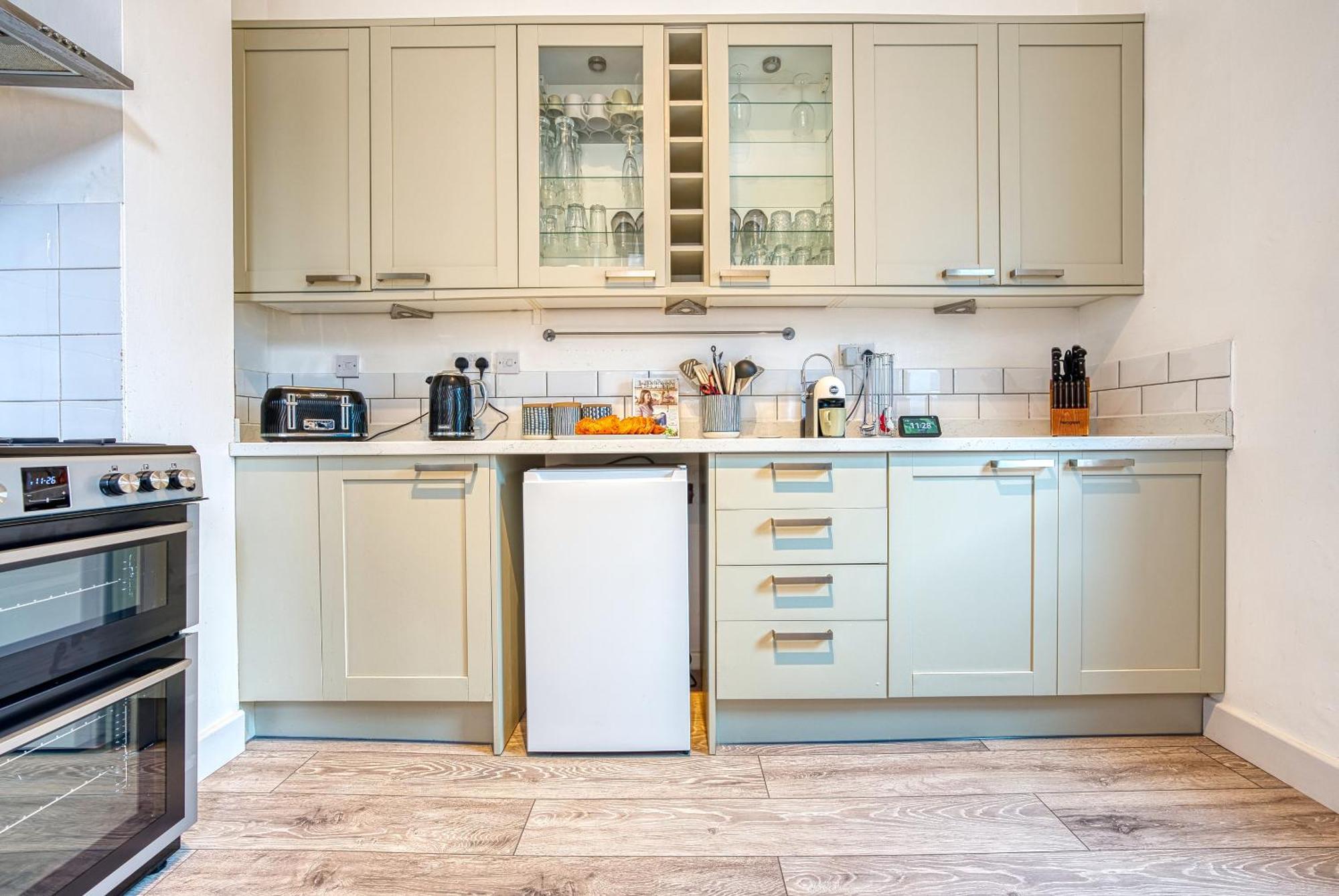 4-br Manor, Stunning, Modern And Spacious- Pet Friendly! Sleeps 9, - By Blue Puffin