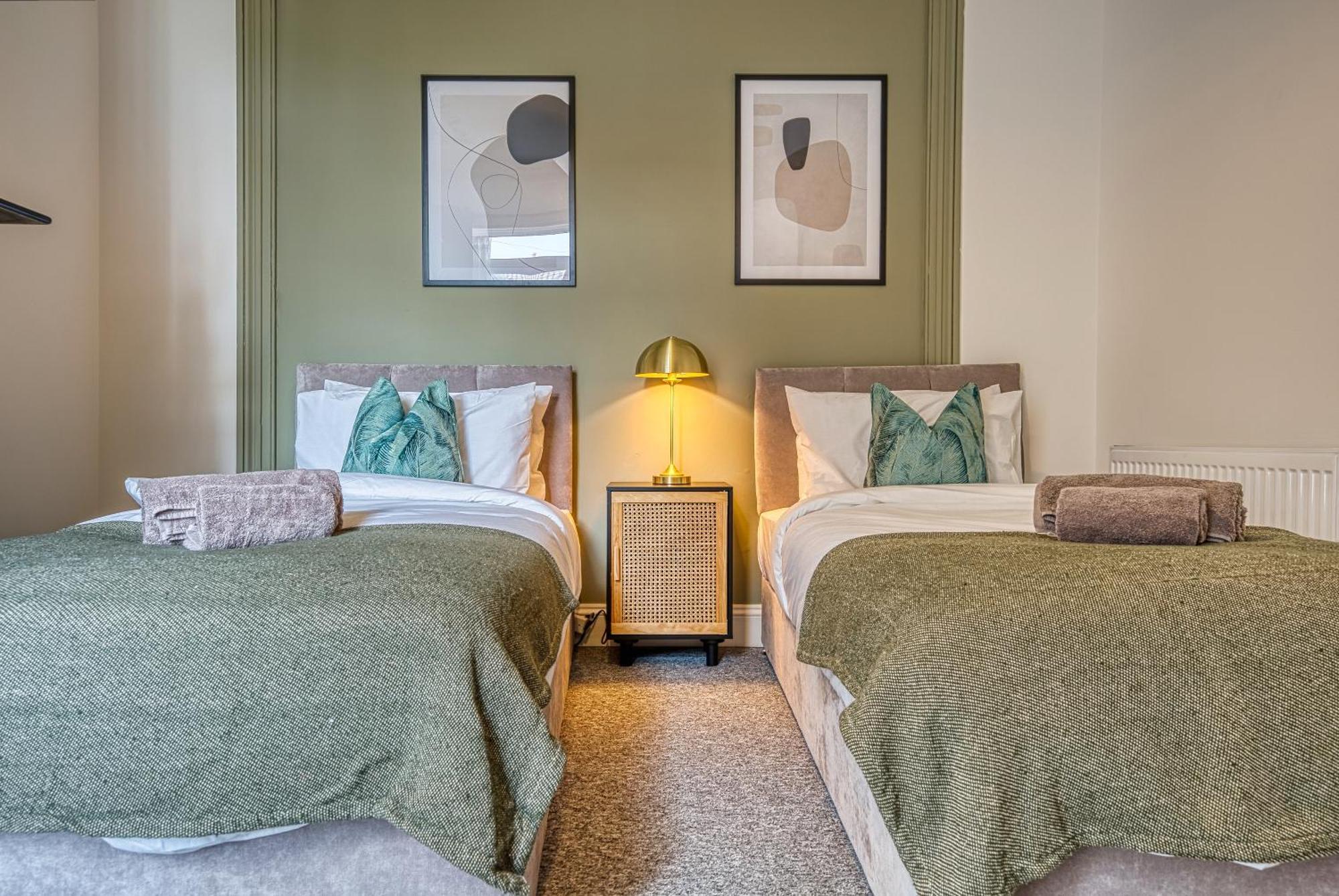 4-br Manor, Stunning, Modern And Spacious- Pet Friendly! Sleeps 9, - By Blue Puffin
