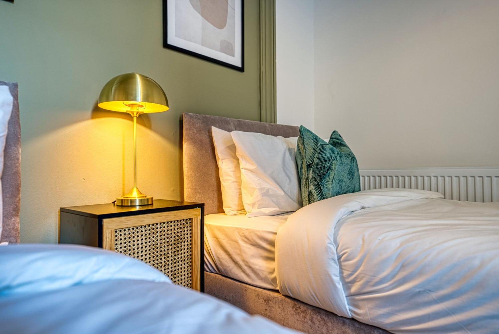 4-br Manor, Stunning, Modern And Spacious- Pet Friendly! Sleeps 9, - By Blue Puffin