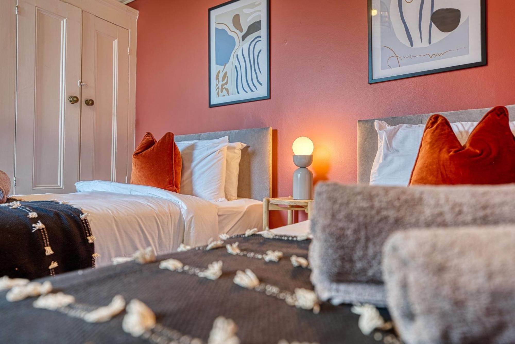 4-br Manor, Stunning, Modern And Spacious- Pet Friendly! Sleeps 9, - By Blue Puffin Hébergement de vacances *