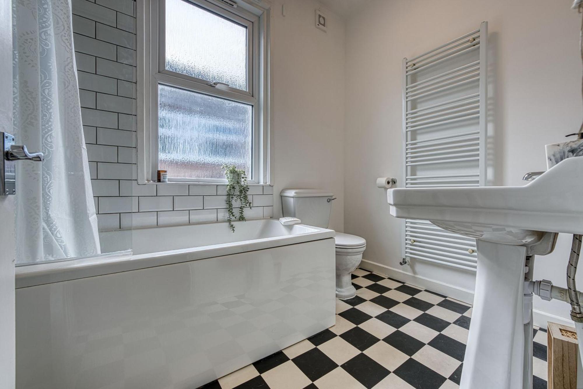 4-br Manor, Stunning, Modern And Spacious- Pet Friendly! Sleeps 9, - By Blue Puffin Hébergement de vacances
