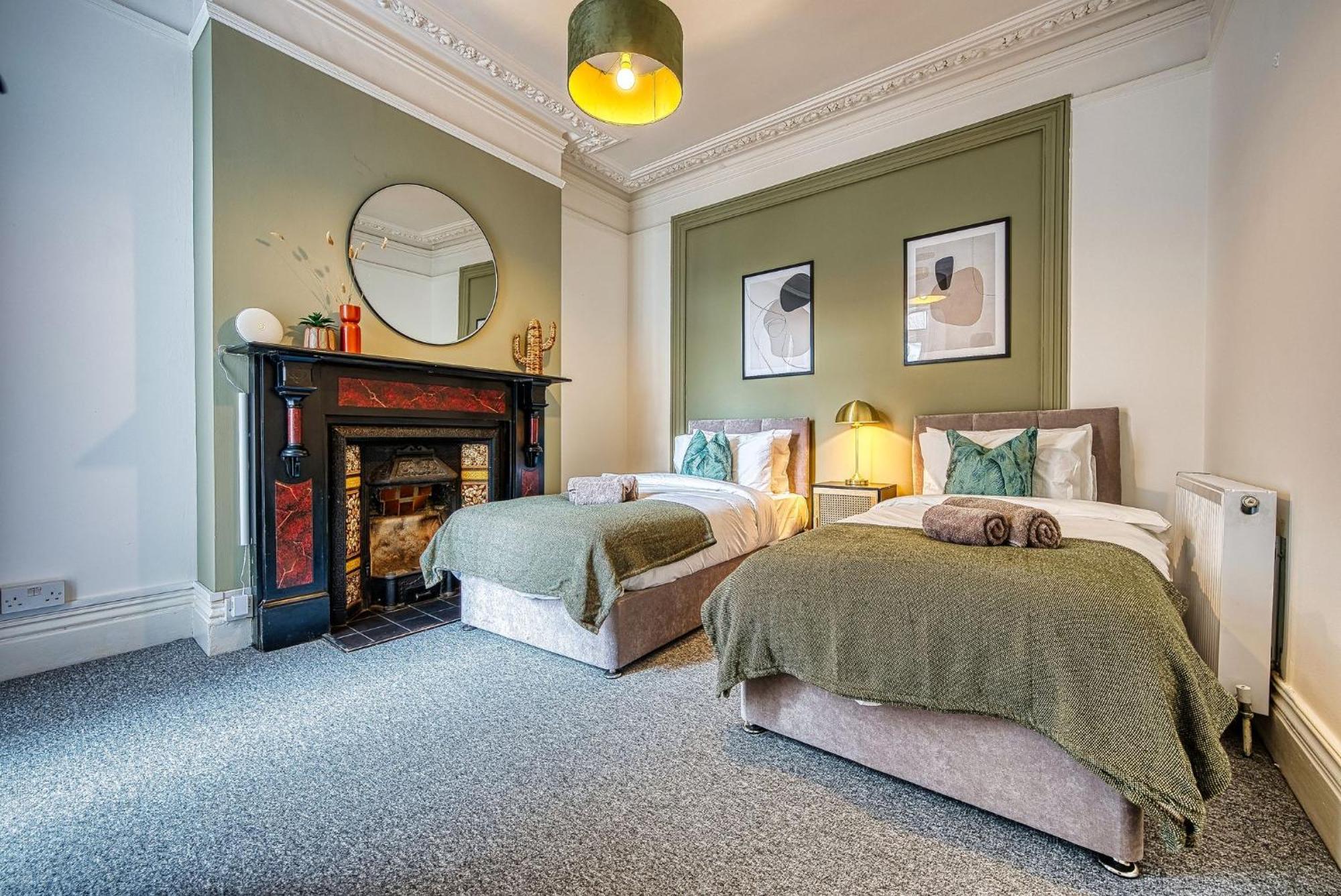 4-br Manor, Stunning, Modern And Spacious- Pet Friendly! Sleeps 9, - By Blue Puffin Hébergement de vacances
